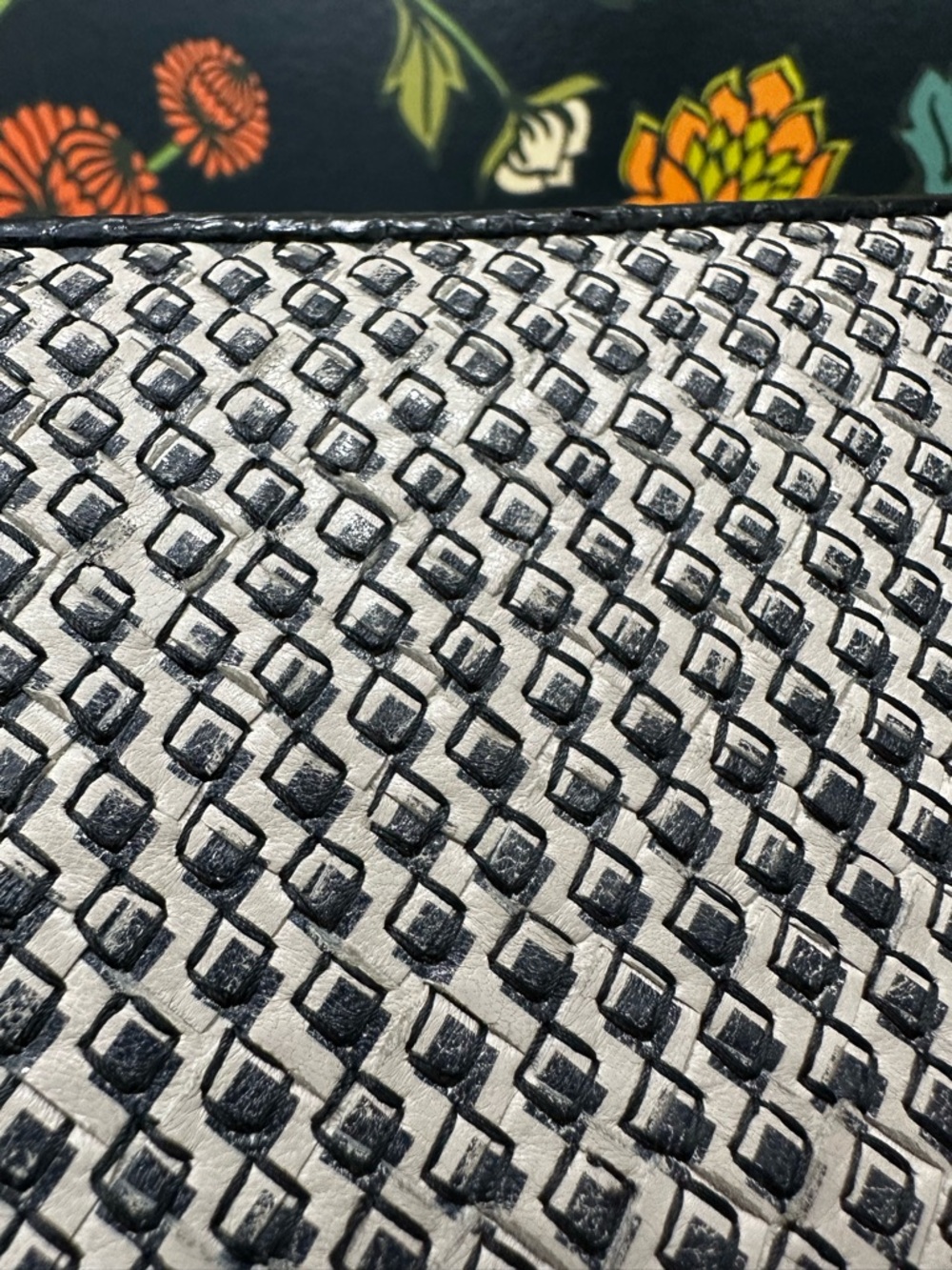 Vintage Bottega Veneta Geometric Zip Around Wallet Black White Rare - Picture 11 of 11
